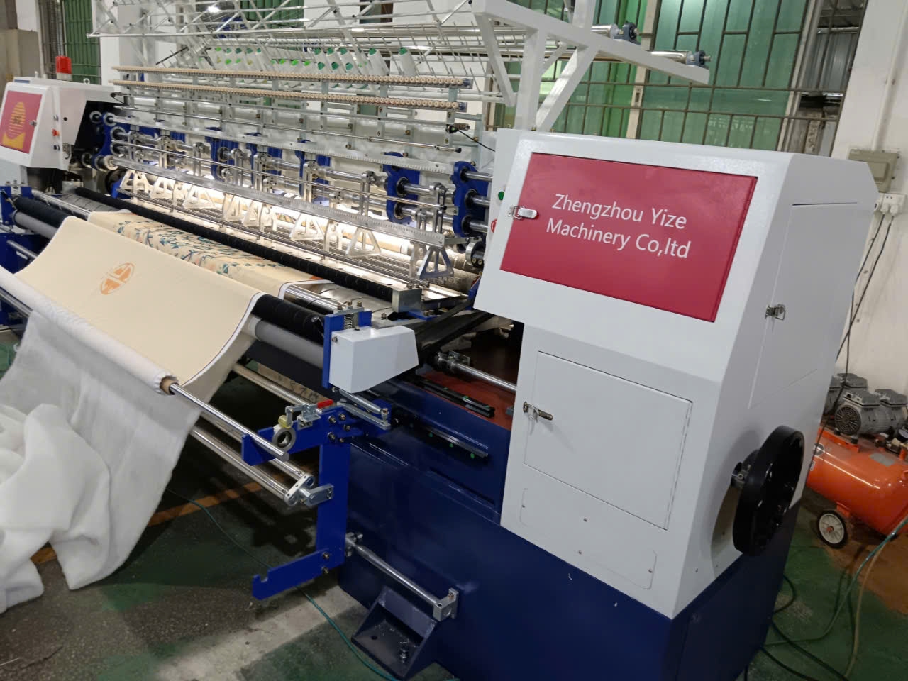 Sự khác biệt giữa máy chần gòn đa kim dùng suốt (lockstitch) và máy chần gòn đa kim không dùng suốt (chainstitch)